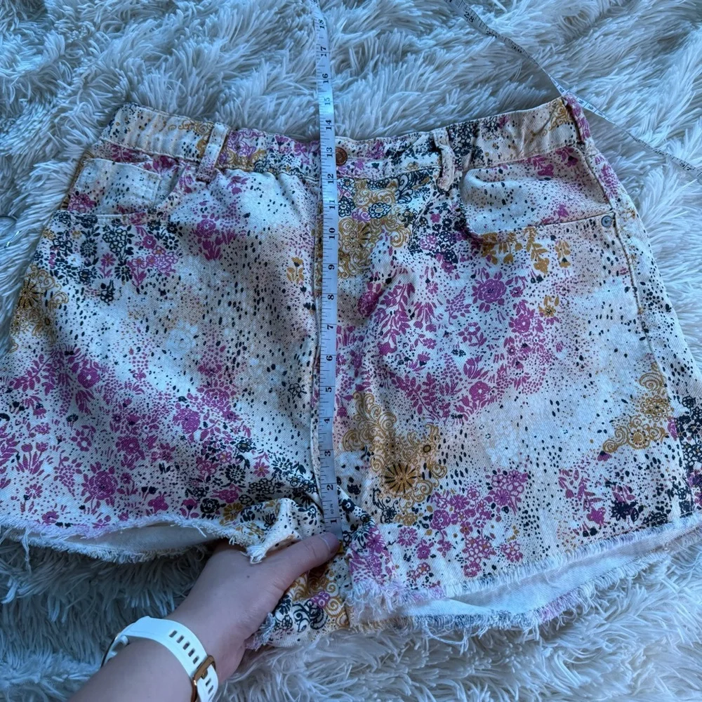 Anthropologie Floral Print High-Rise Shorts in Cream, Pink & Gold - Picture 12 of 13
